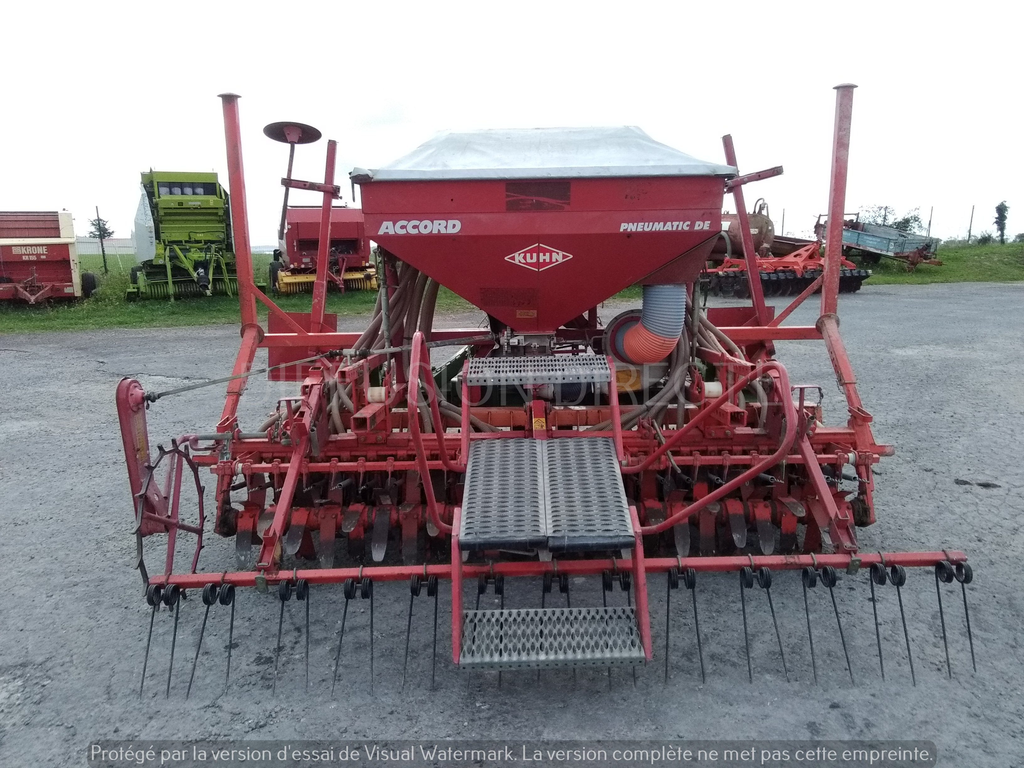 KUHN COMBINE DE SEMIS ACCORD PNEUMATIC Semoir en Ligne