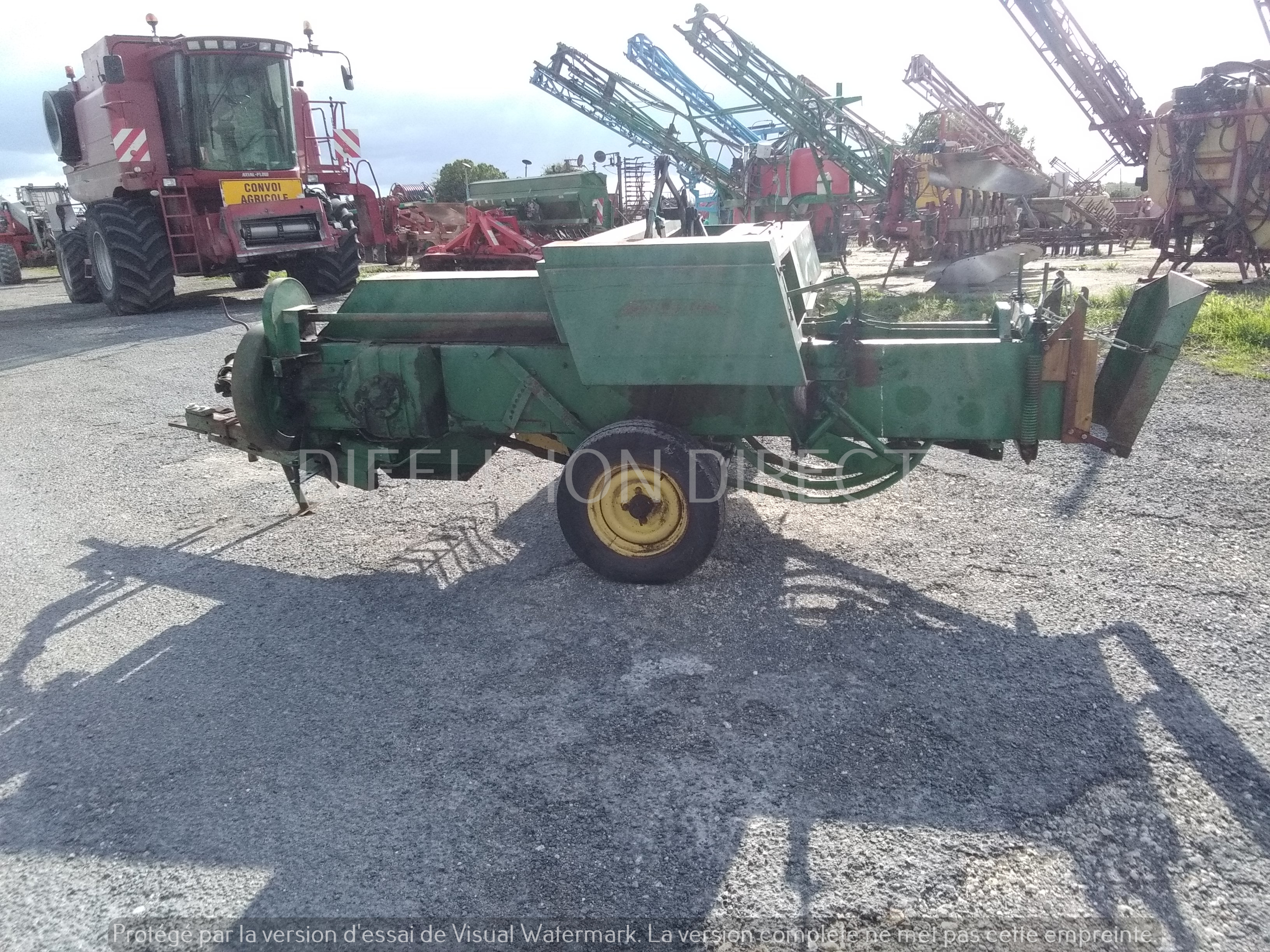 JOHN DEERE PRESSE MOYENNE DENSITE CB 300 Presse - Round Baller