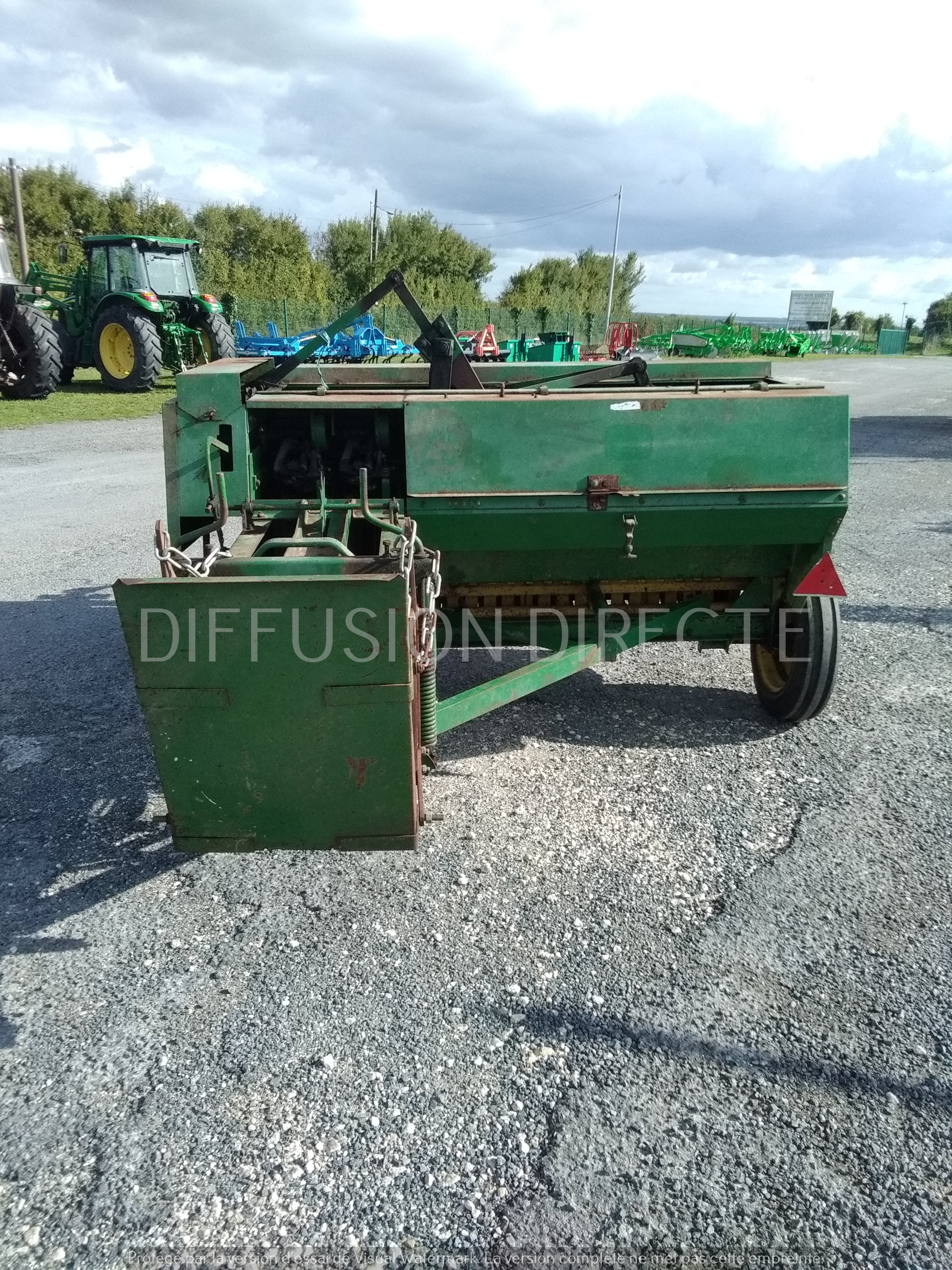 JOHN DEERE PRESSE MOYENNE DENSITE CB 300 Presse - Round Baller