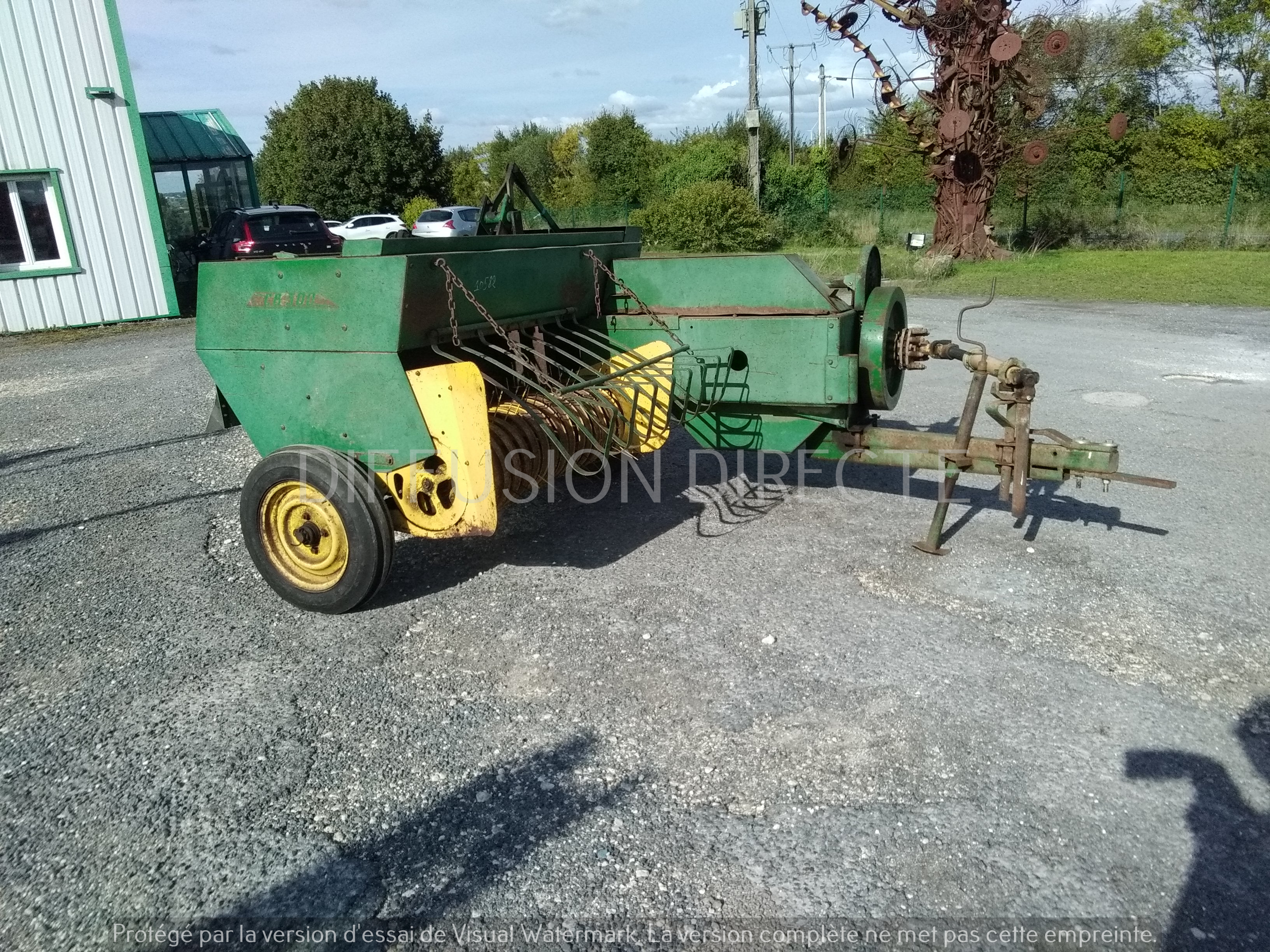 JOHN DEERE PRESSE MOYENNE DENSITE CB 300 Presse - Round Baller