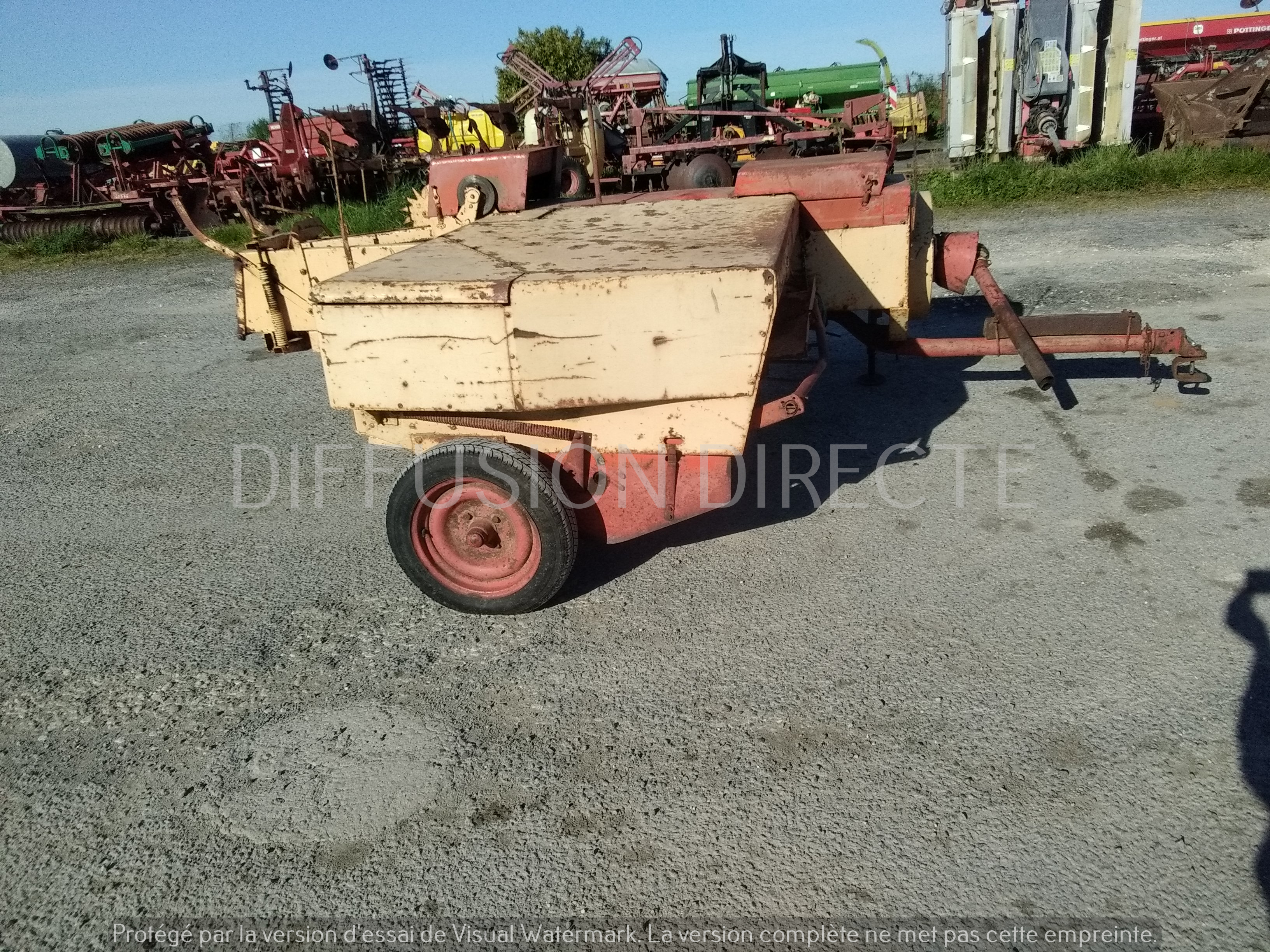 CASE PRESSE MOYENNE DENSITE F 220 Presse - Round Baller