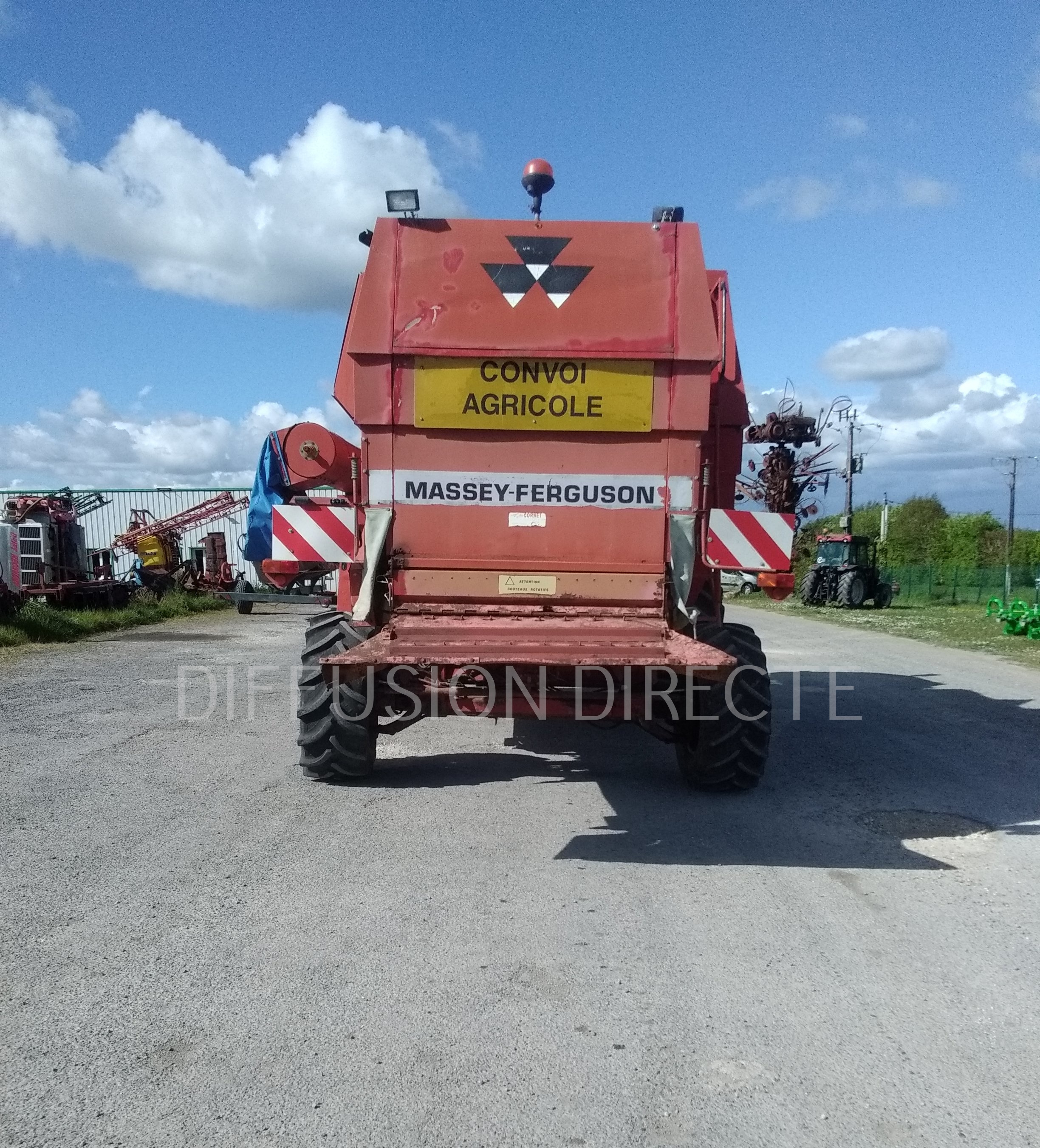 MASSEY FERGUSON MOISSONNEUSE BATTEUSE 32 Moissonneuse Batteuse - Ensileuse