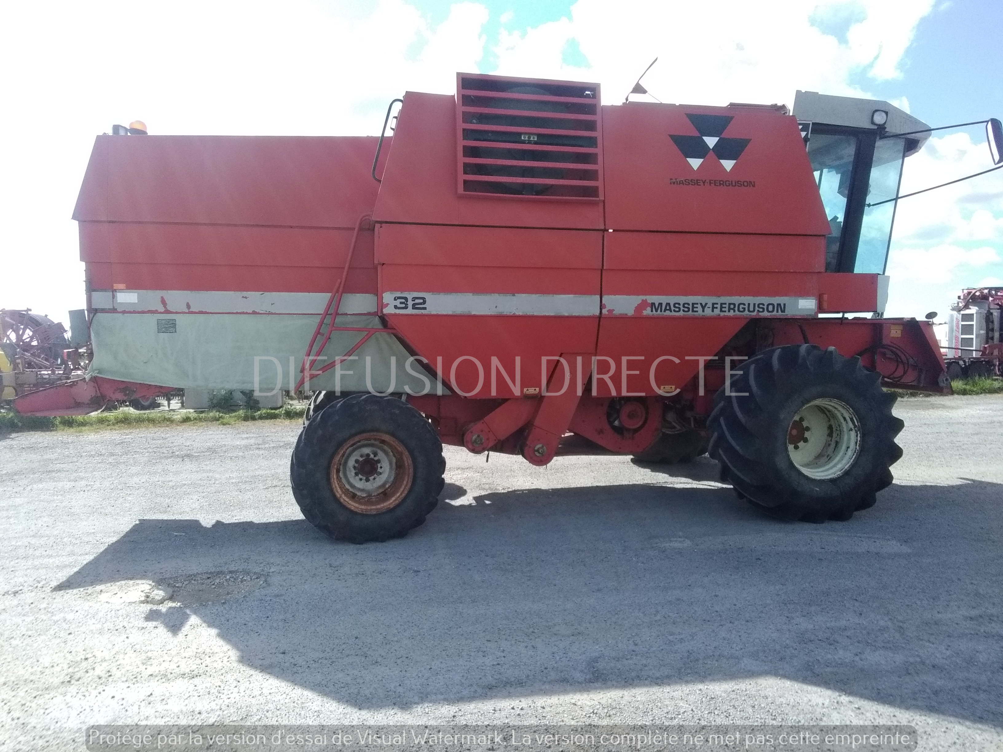 MASSEY FERGUSON MOISSONNEUSE BATTEUSE 32 Moissonneuse Batteuse - Ensileuse