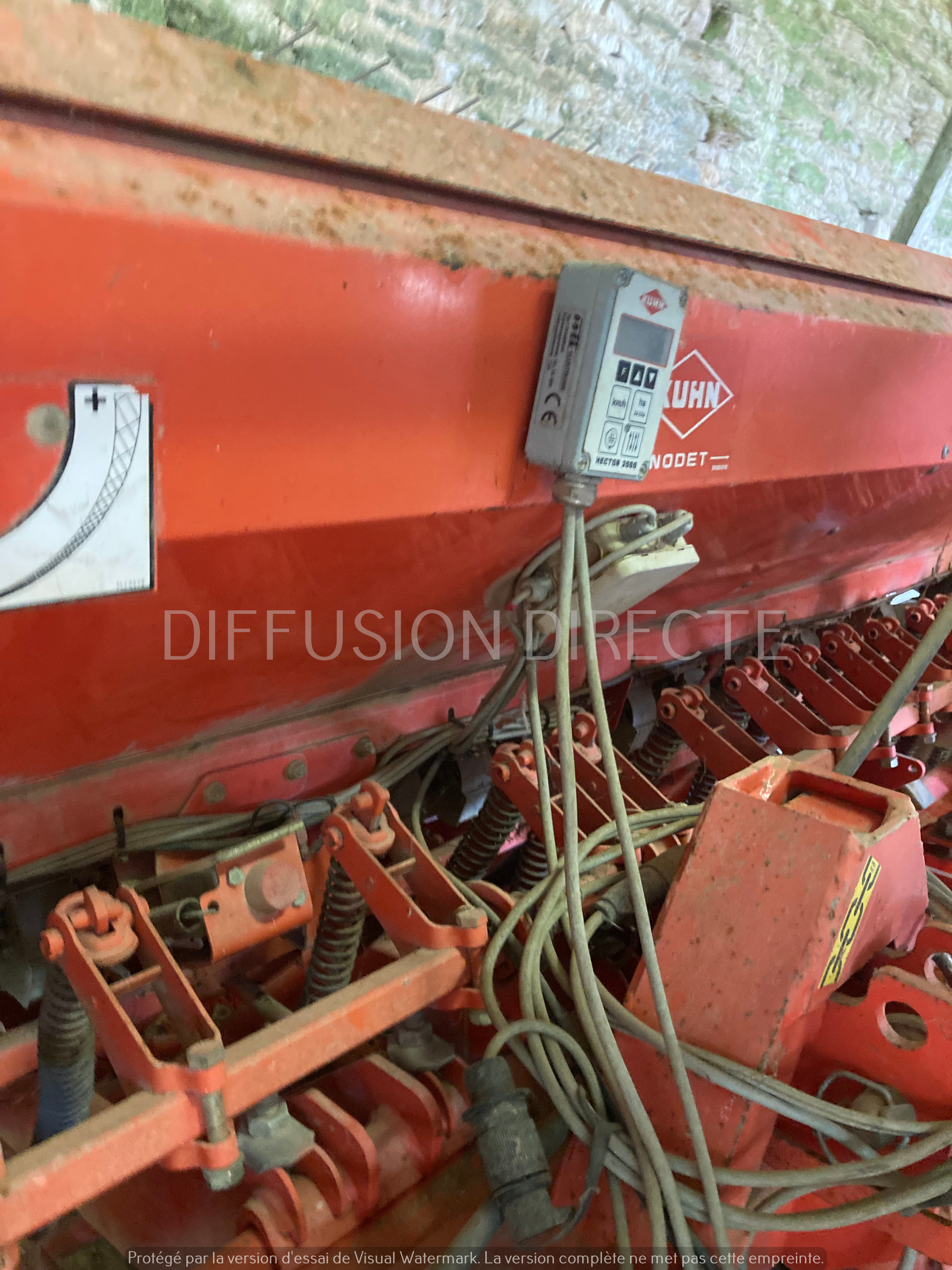 KUHN COMBINE DE SEMIS M 3000 Semoir en Ligne
