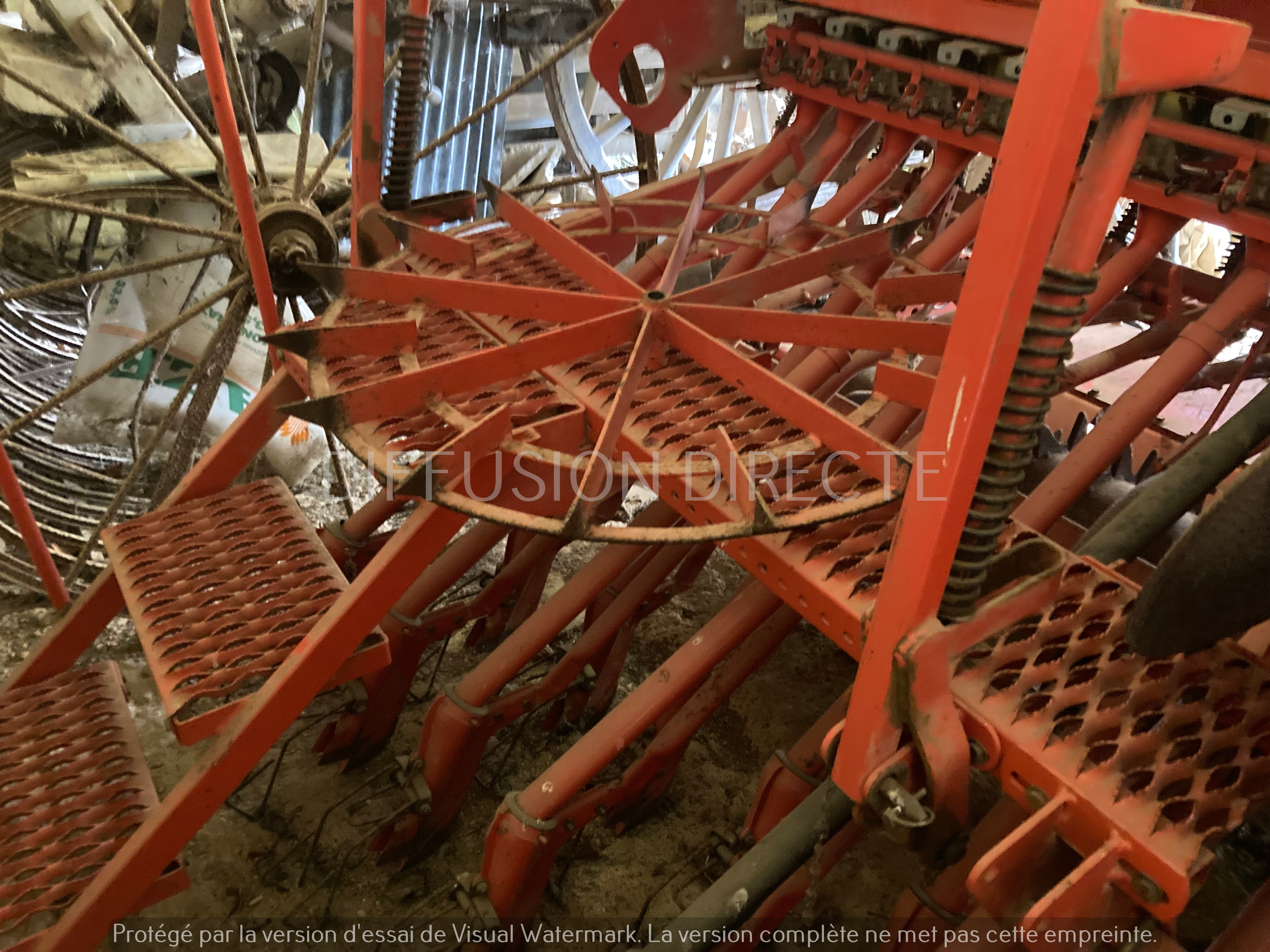KUHN COMBINE DE SEMIS M 3000 Semoir en Ligne